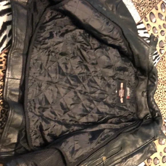 PaPa’s leather Barn woman’s leather jacket. - Picture 2 of 6